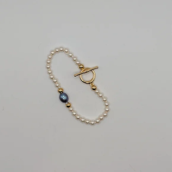 Elegant Pearl Bracelet with Gold Clasp - Picture 1 of 5